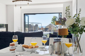 Stunning Coastal Apartment in Maidencombe with Sea Views & Garden